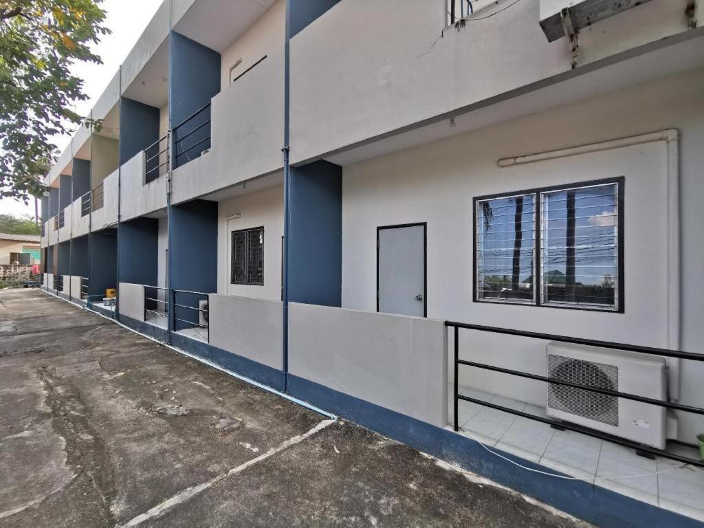 Dee jai hotel Si Racha Buitenkant foto