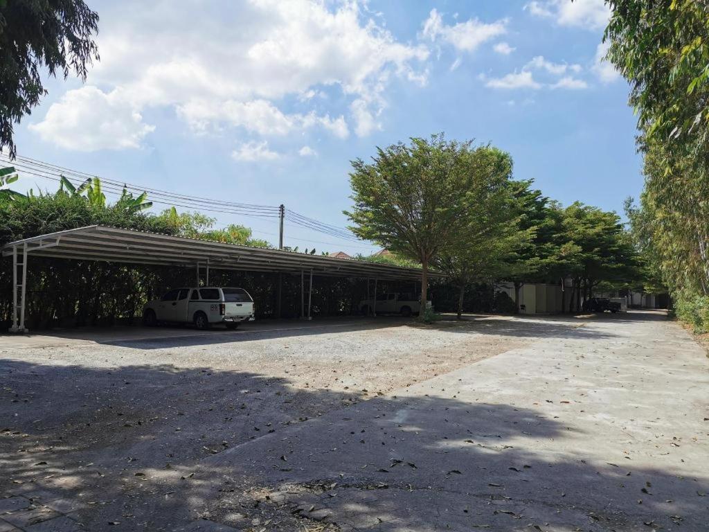 Dee jai hotel Si Racha Buitenkant foto