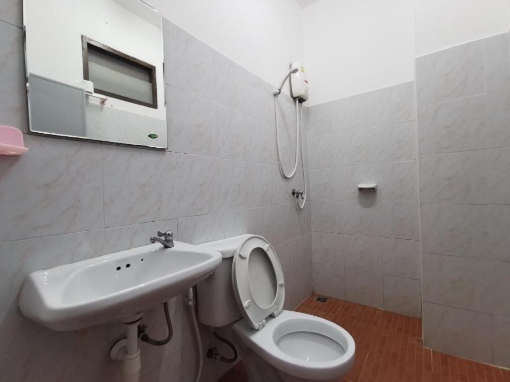 Dee jai hotel Si Racha Buitenkant foto