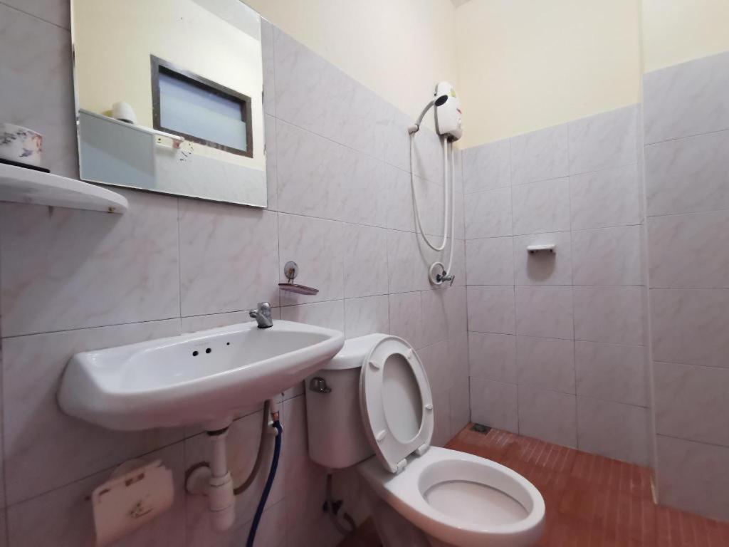 Dee jai hotel Si Racha Buitenkant foto